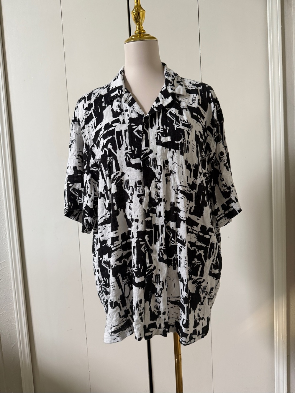 Zara Black & White Abstract Print Short-Sleeve Button-Down Shirt